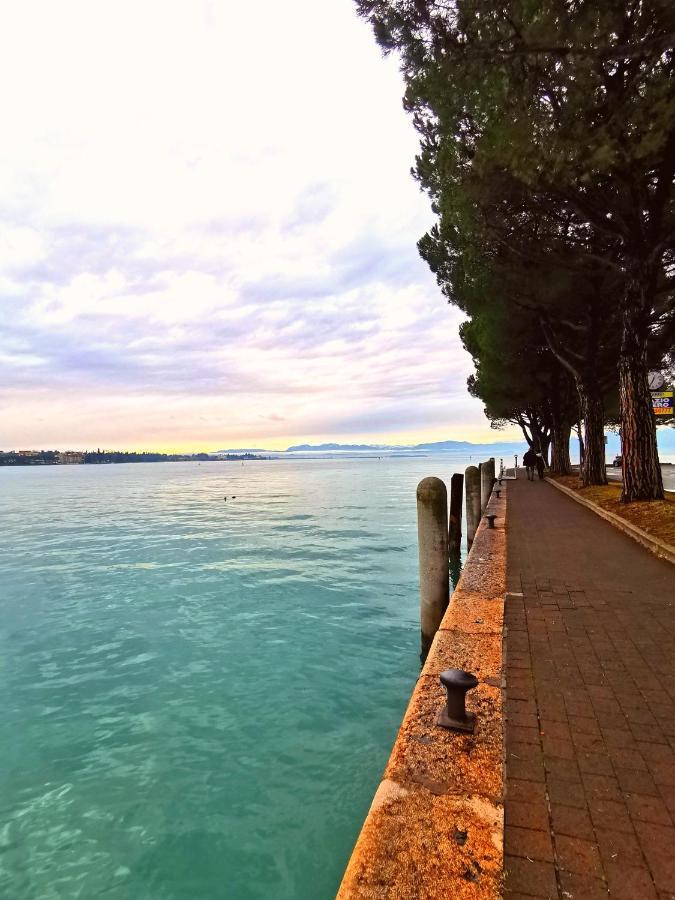 Old Town Apartment With Terrace - Live Love Lake Peschiera del Garda Exterior photo